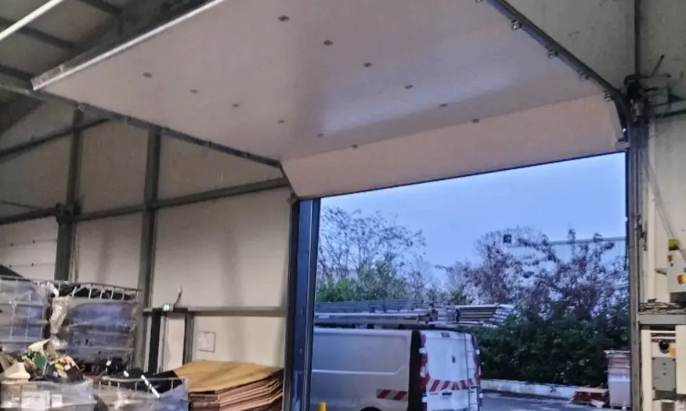 Installation porte sectionnelle industrielle à Paris et Ile-de-France