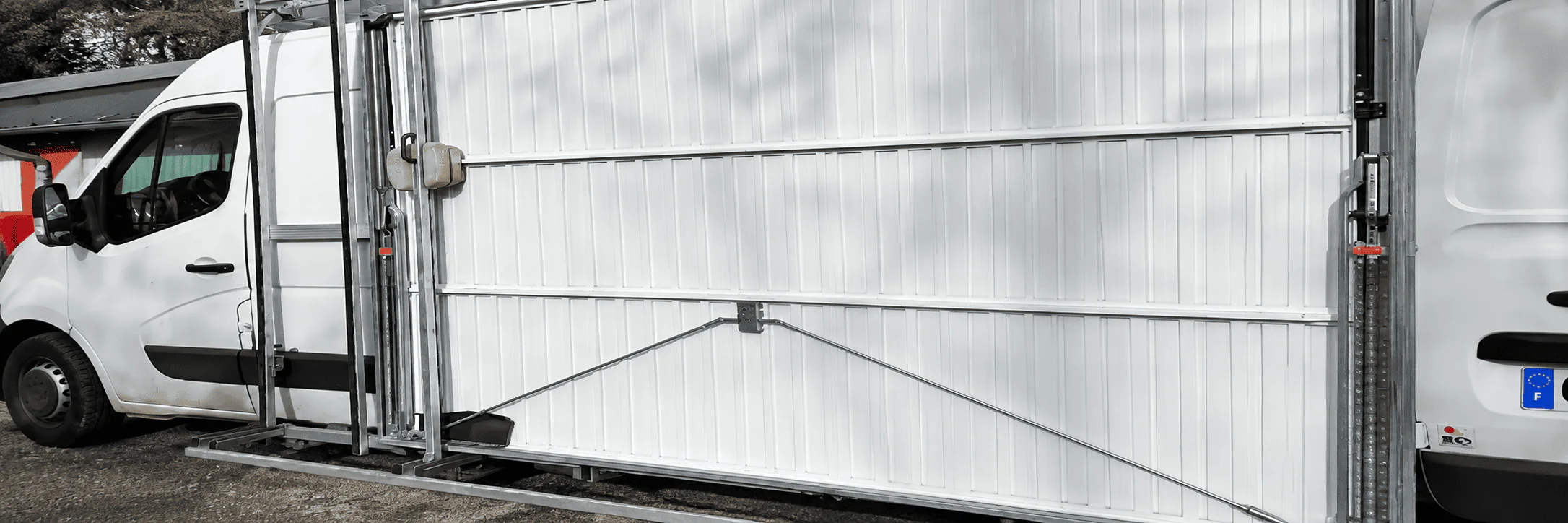 Installation porte sectionnelle industrielle partout en France