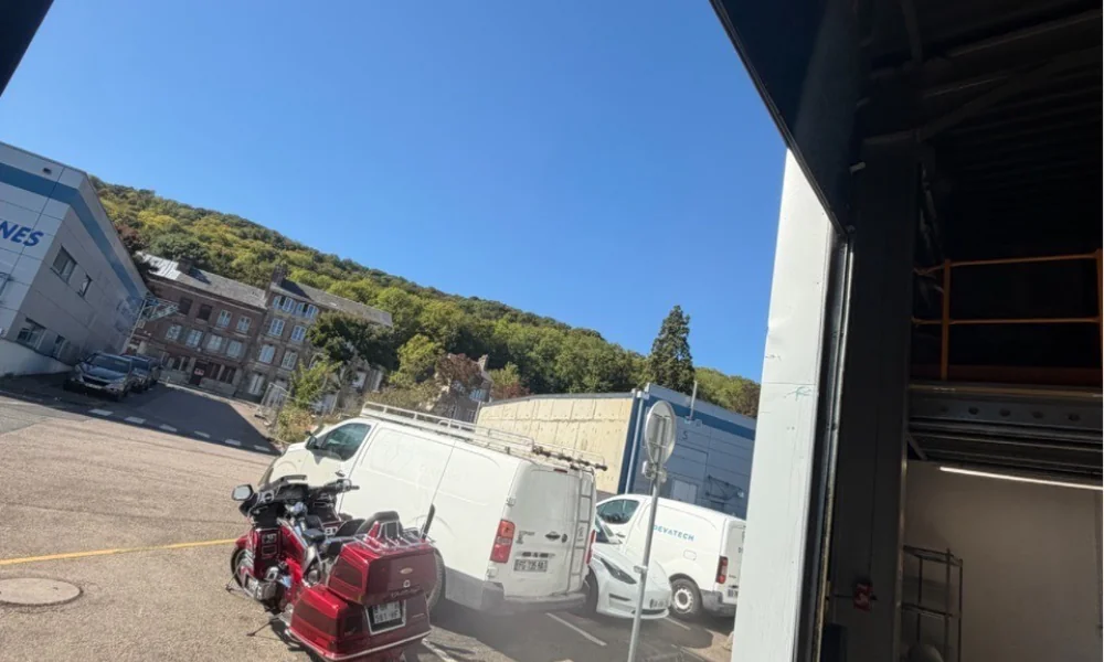 Porte sectionnelle industrielle remise en état par FERMETAL à Elbeuf 76