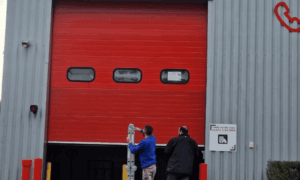Comment installer une porte sectionnelle industrielle