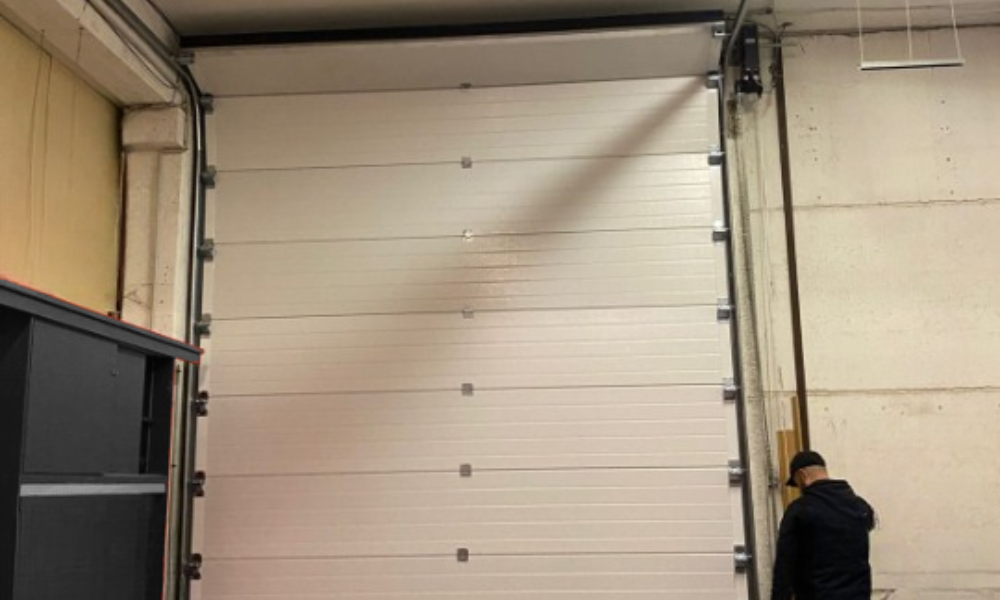 Installation porte sectionnelle industrielle