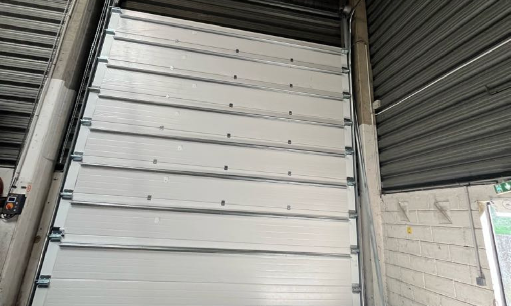 Installation porte sectionnelle industrielle