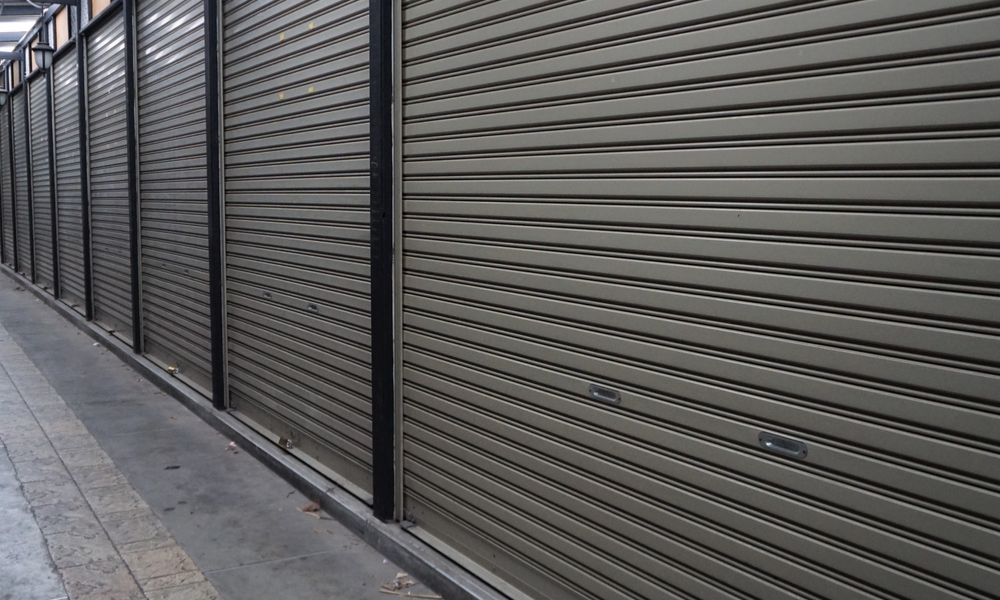 Installation rideau métallique industriel sur mesure