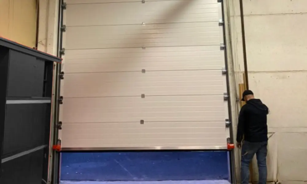 Intervention d'urgence pour réparation de porte sectionnelle bloquée en entrepôt parisien