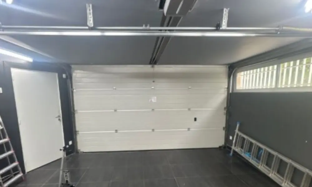 Artisan en réparation porte de garage sectionnelle à Meaux