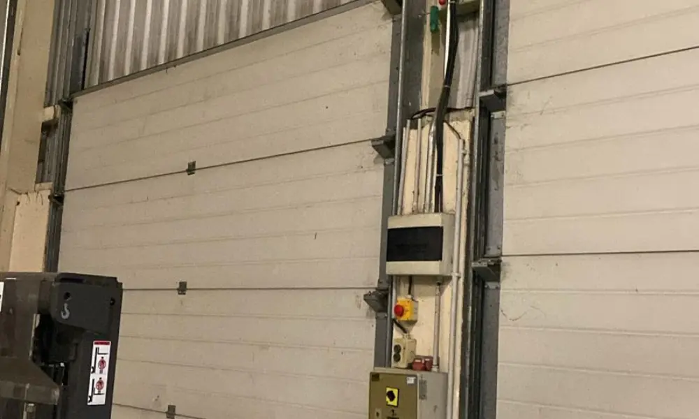 Réparation porte industrielle Calais en urgence