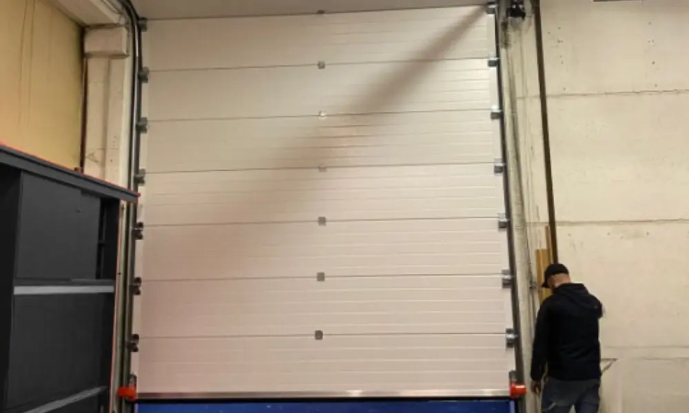 Installation porte sectionnelle industrielle à Paris 75