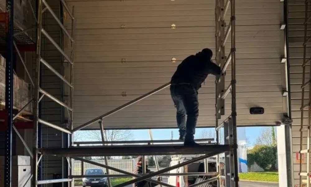 Dépannage de porte industrielle en urgence