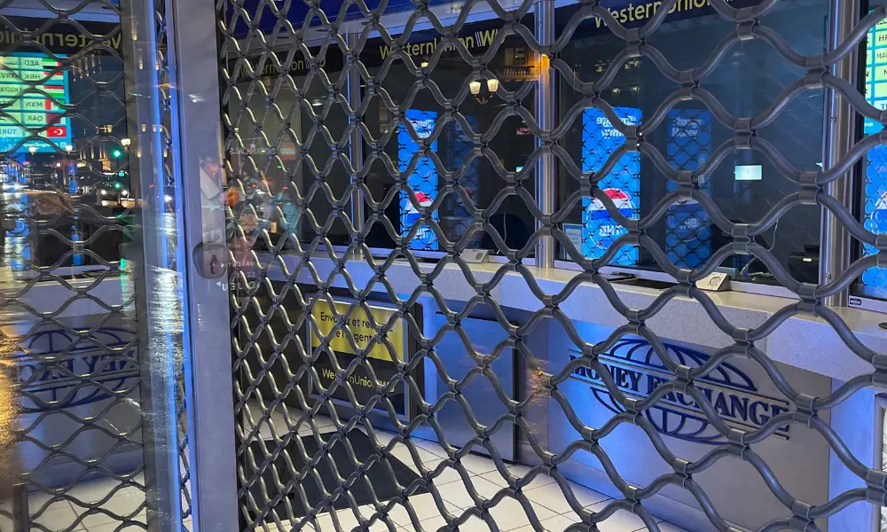 Rideau métallique à tubes ondulés sur mesure à Paris